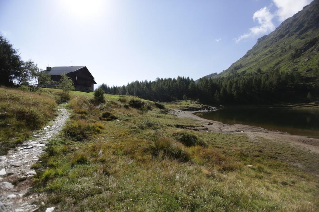 Rifugio Al Lago Del Mortirolo In Inverno Raggiungibile Solo A Piedi Villa Monno Luaran gambar