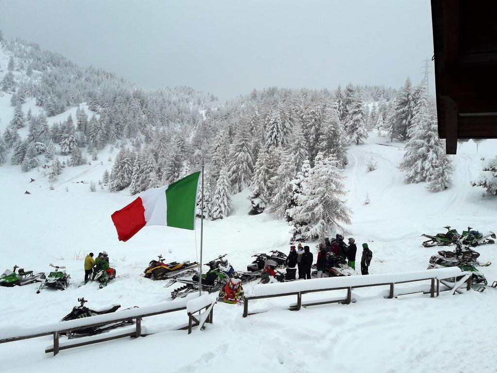 Rifugio Al Lago Del Mortirolo In Inverno Raggiungibile Solo A Piedi Monno Luaran gambar