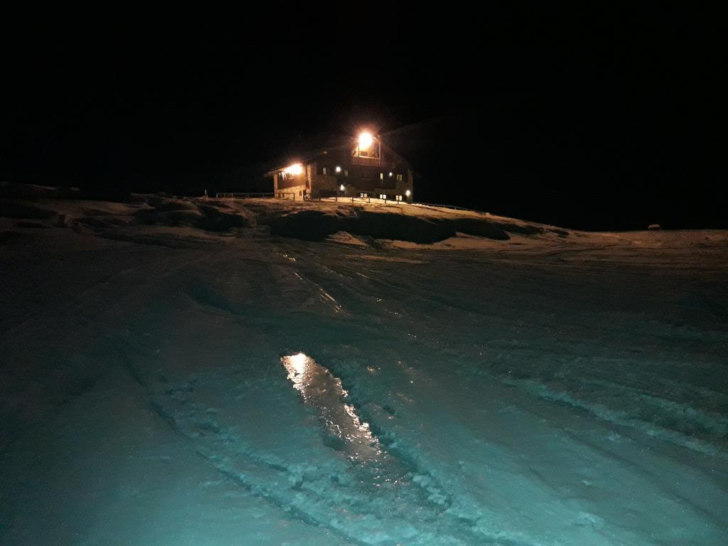 Rifugio Al Lago Del Mortirolo In Inverno Raggiungibile Solo A Piedi Monno Luaran gambar