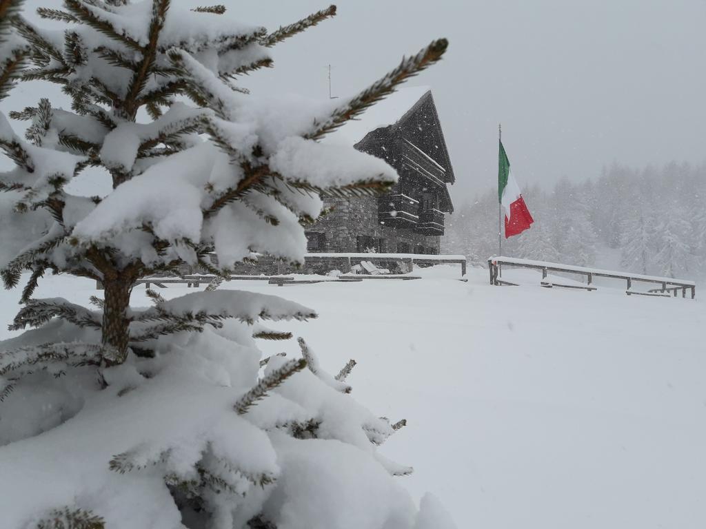 Rifugio Al Lago Del Mortirolo In Inverno Raggiungibile Solo A Piedi Monno Luaran gambar