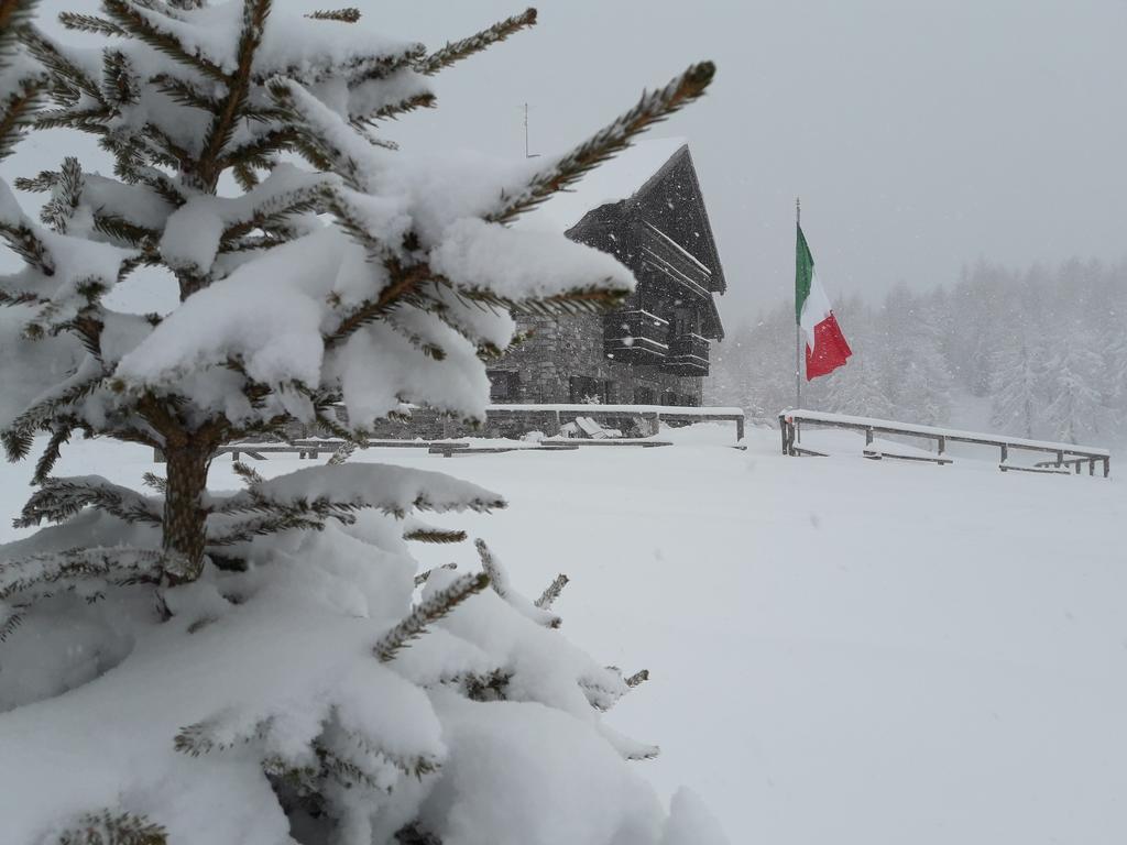 Rifugio Al Lago Del Mortirolo In Inverno Raggiungibile Solo A Piedi Villa Monno Luaran gambar