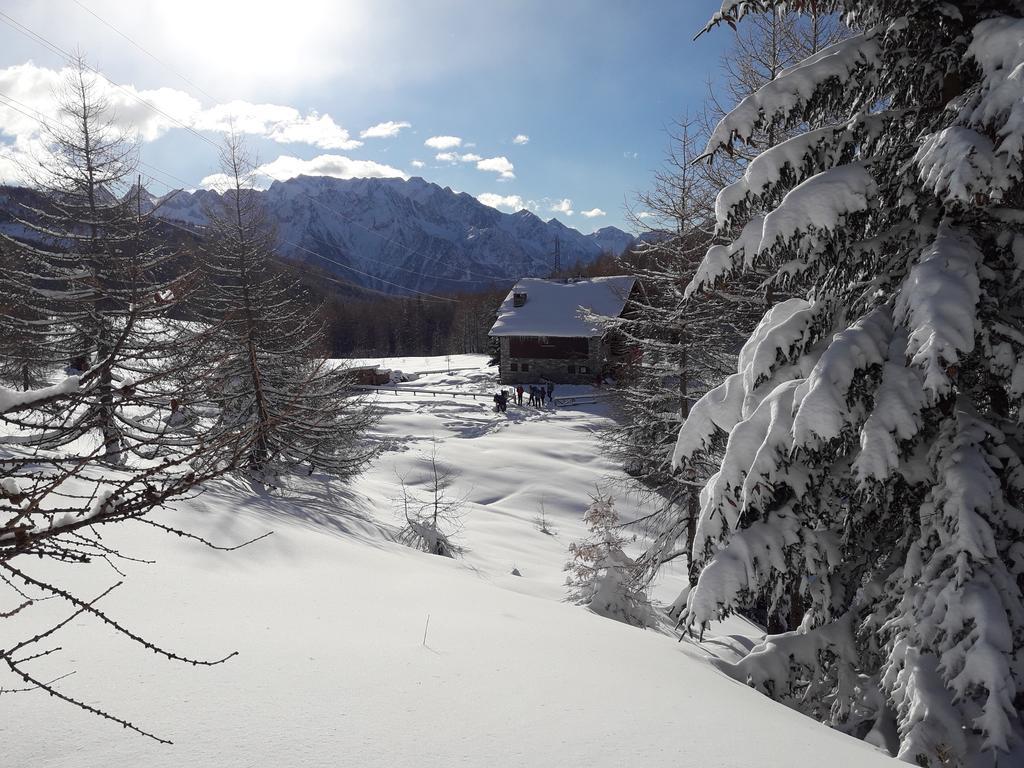 Rifugio Al Lago Del Mortirolo In Inverno Raggiungibile Solo A Piedi Monno Luaran gambar