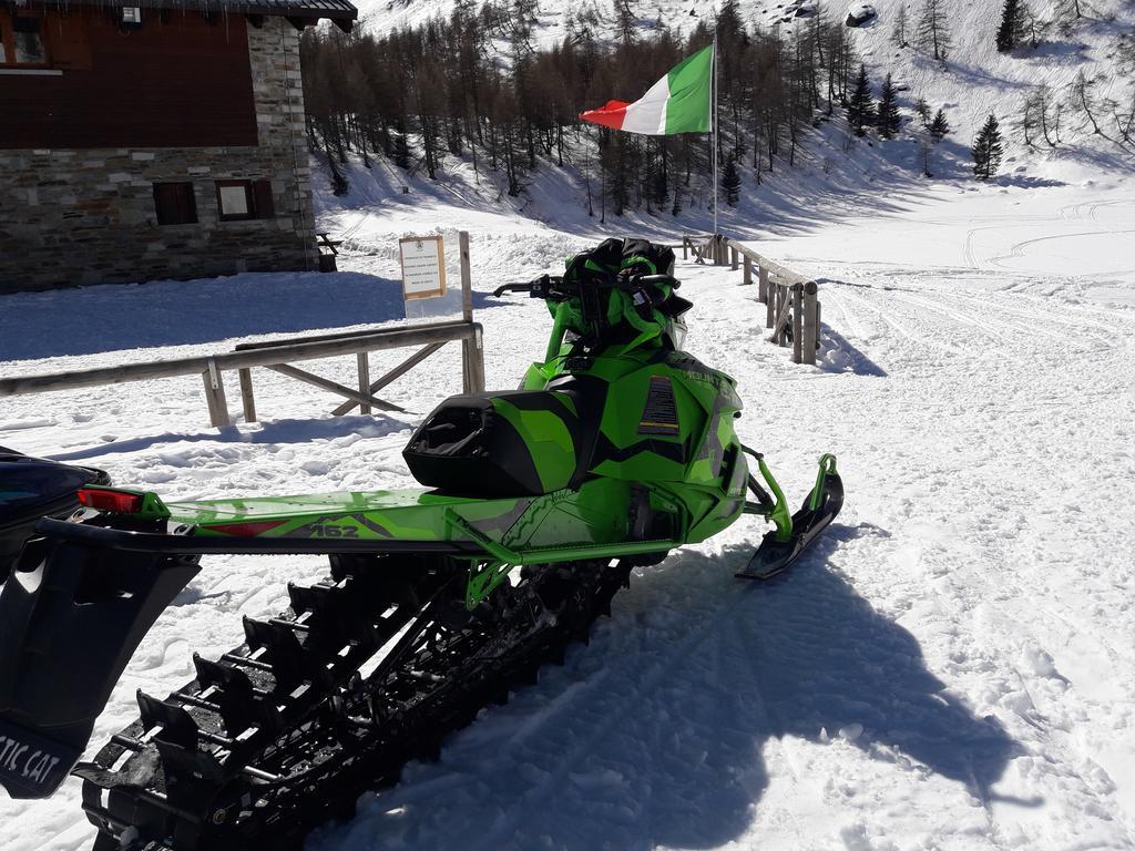 Rifugio Al Lago Del Mortirolo In Inverno Raggiungibile Solo A Piedi Monno Luaran gambar