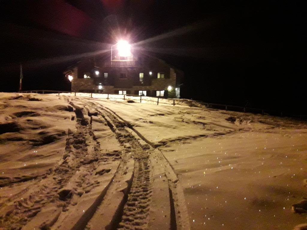 Rifugio Al Lago Del Mortirolo In Inverno Raggiungibile Solo A Piedi Monno Luaran gambar