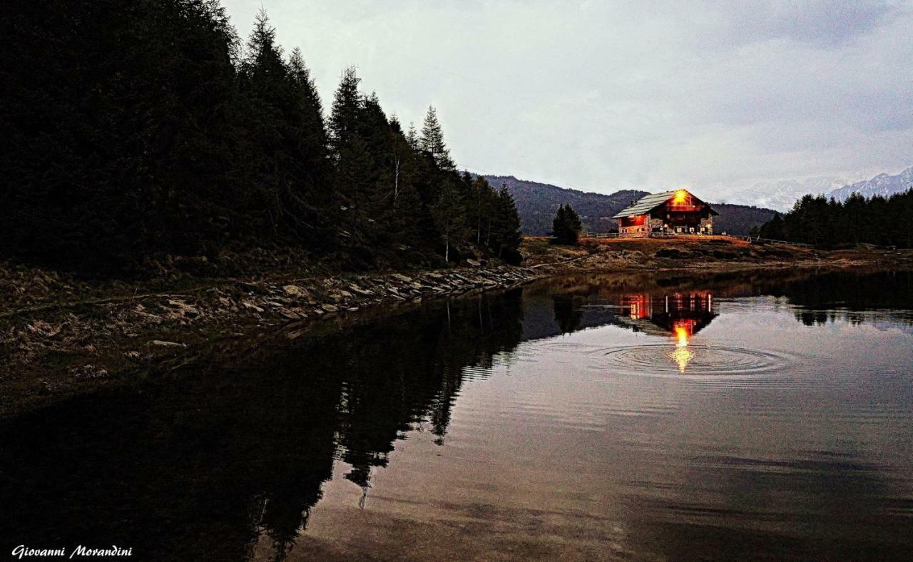 Rifugio Al Lago Del Mortirolo In Inverno Raggiungibile Solo A Piedi Villa Monno Luaran gambar