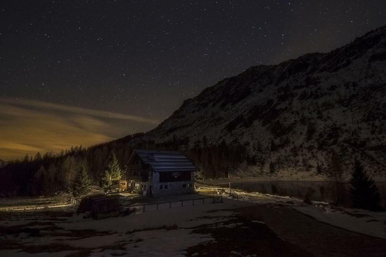 Rifugio Al Lago Del Mortirolo In Inverno Raggiungibile Solo A Piedi Monno Luaran gambar