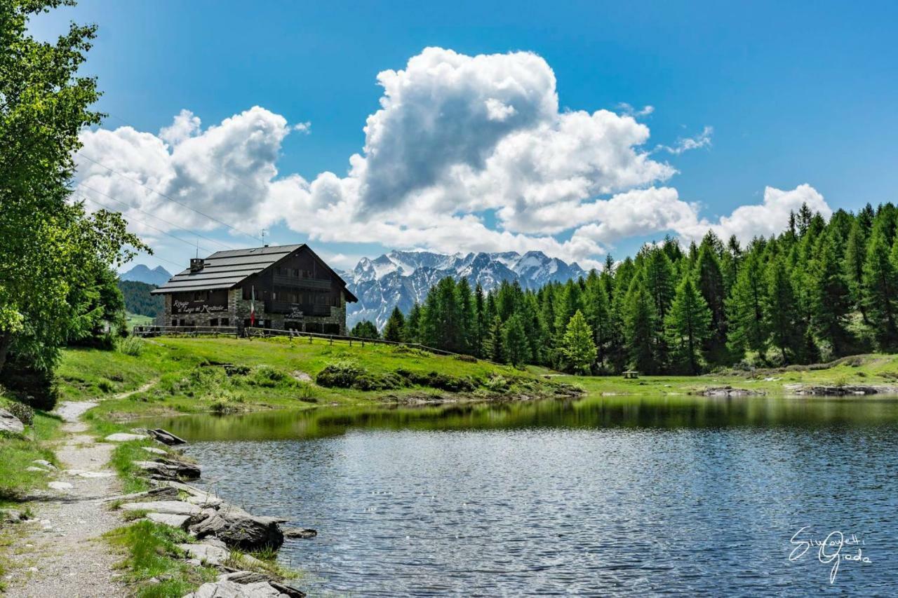 Rifugio Al Lago Del Mortirolo In Inverno Raggiungibile Solo A Piedi Villa Monno Luaran gambar