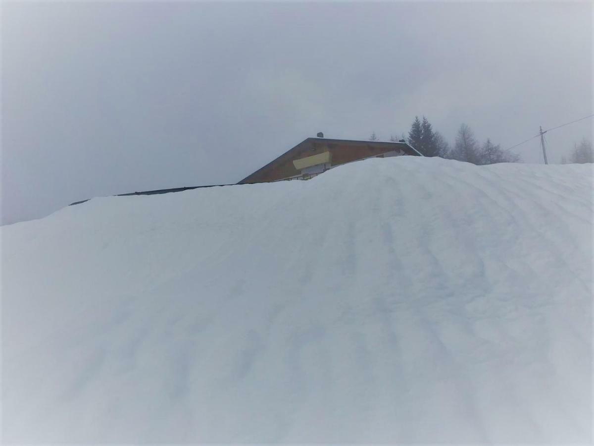 Rifugio Al Lago Del Mortirolo In Inverno Raggiungibile Solo A Piedi Villa Monno Luaran gambar