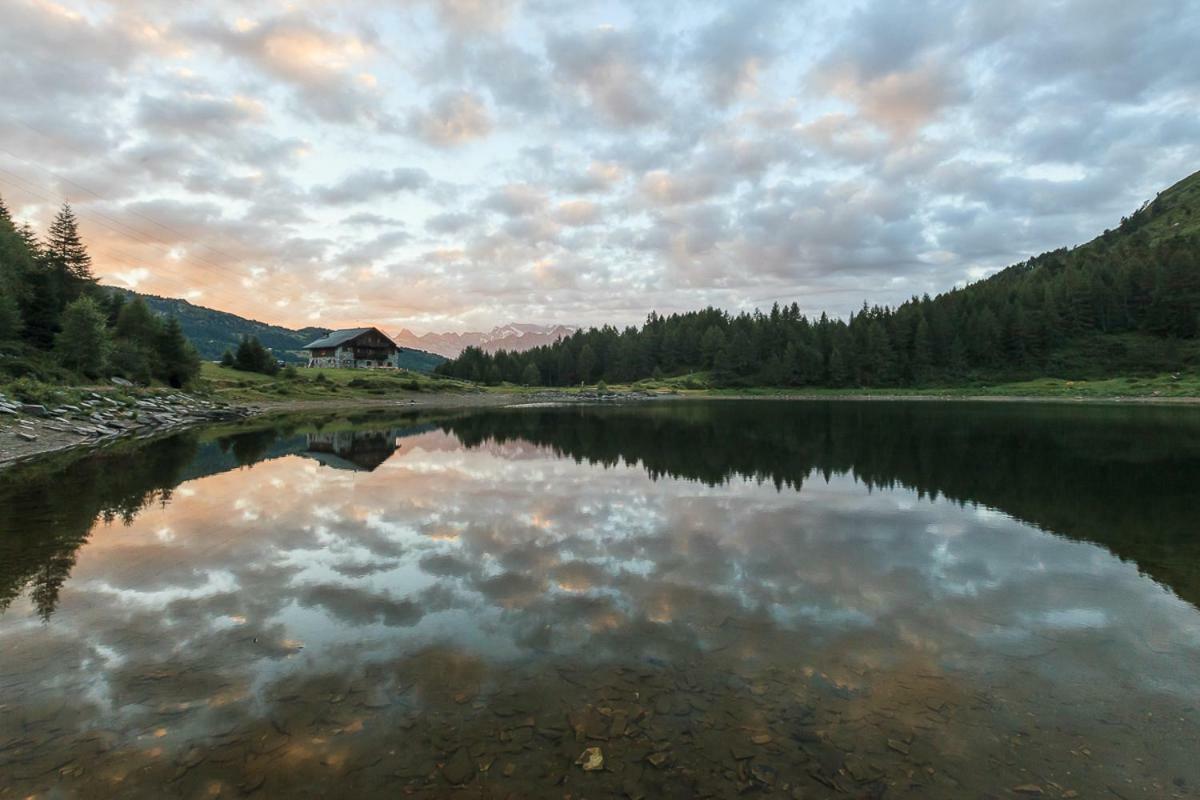 Rifugio Al Lago Del Mortirolo In Inverno Raggiungibile Solo A Piedi Monno Luaran gambar