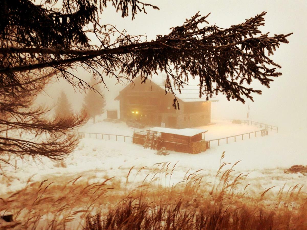 Rifugio Al Lago Del Mortirolo In Inverno Raggiungibile Solo A Piedi Monno Luaran gambar